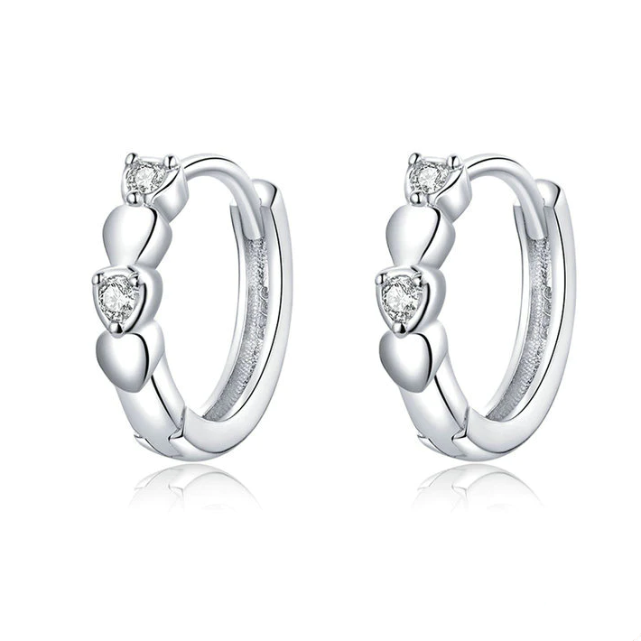 Boucles d'Oreilles Créoles Coeurs <titolo_esteso><span>en argent 925 plaqué or blanc avec zircons blancs</span></titolo_esteso>