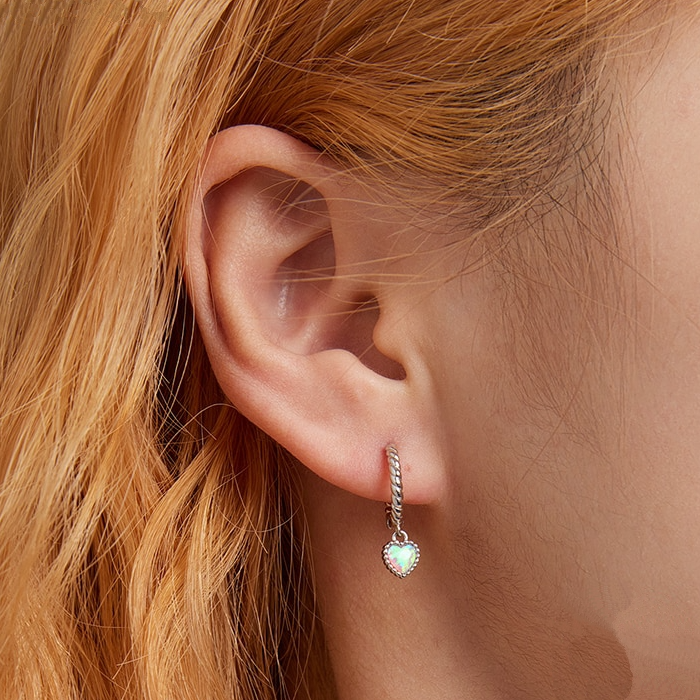 Boucles d'Oreilles Créoles avec Coeurs <titolo_esteso><span>en argent 925 plaqué or blanc avec opales</span></titolo_esteso> - Image 2