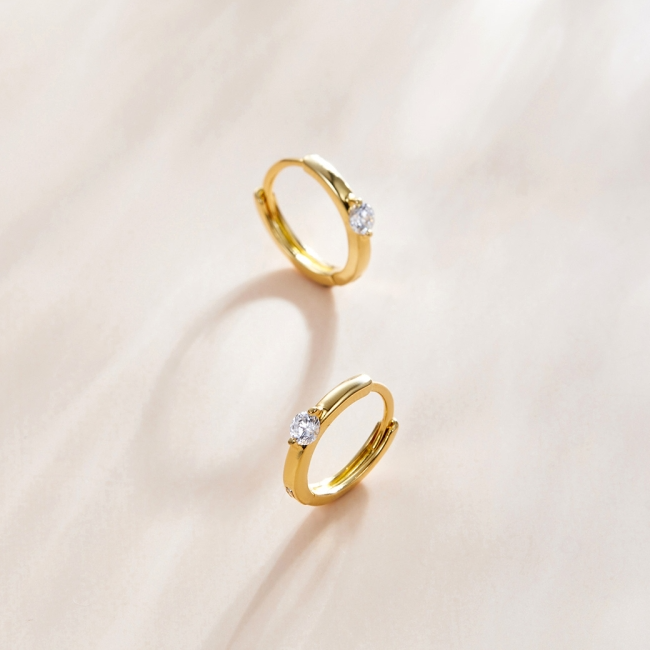 Boucles d'Oreilles Créoles Point Lumineux <titolo_esteso><span>en argent 925 plaqué or jaune avec zircons blancs</span></titolo_esteso> - Image 3
