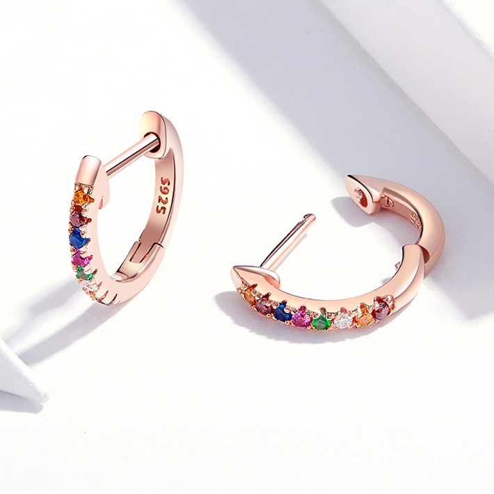 Boucles d'Oreilles Créoles Arc-en-ciel <titolo_esteso><span>en argent 925 plaqué or rose avec zircons colorés</span></titolo_esteso> - Image 4