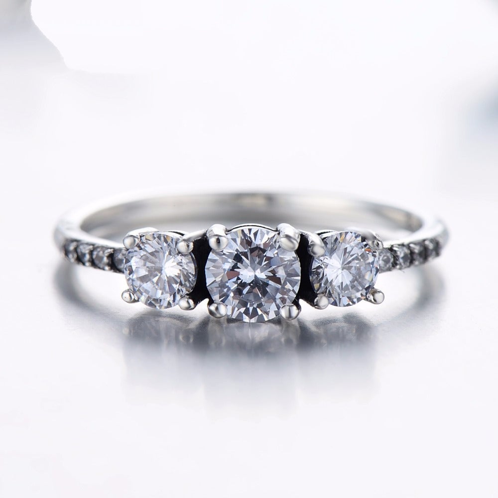 Bague Trilogie <titolo_esteso><span>en argent 925 plaqué or blanc avec trois zircons blancs taille brillant</span></titolo_esteso> - Image 4