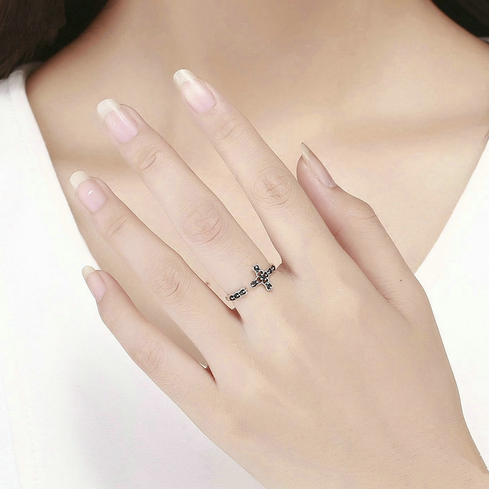 Bague Croix <titolo_esteso><span>en argent 925 plaqué or blanc ajustable avec zircons noirs</span></titolo_esteso> - Image 2