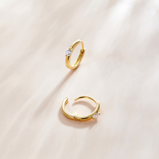 Boucles d'Oreilles Créoles Point Lumineux <titolo_esteso><span>en argent 925 plaqué or jaune avec zircons blancs</span></titolo_esteso> - Image 4