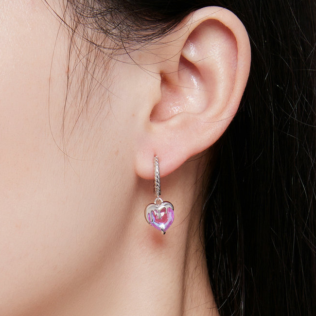 Boucles d'Oreilles Créoles Pendentif Coeurs <titolo_esteso><span>en argent 925 plaqué or blanc avec zircons roses</span></titolo_esteso> - Image 2