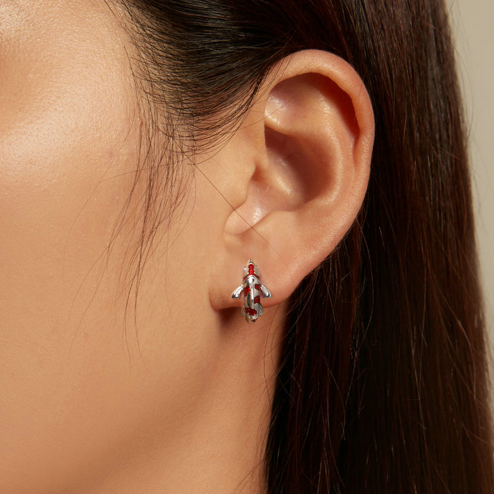 Boucles d'Oreilles Carpe Koi <titolo_esteso><span>en argent 925 plaqué or blanc émaillé à la main</span></titolo_esteso> - Image 2