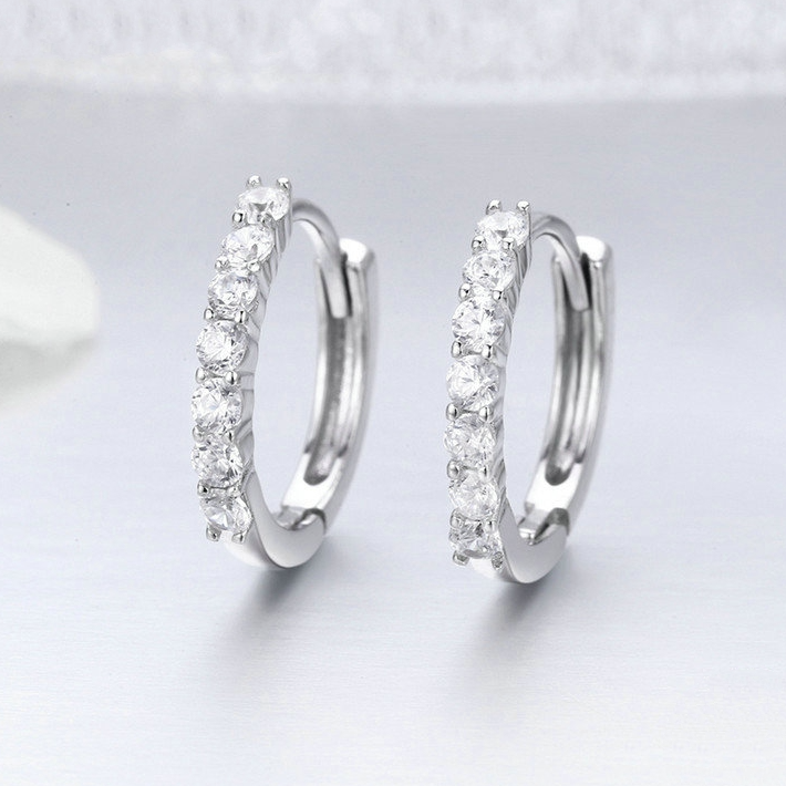 Boucles d’Oreilles Créoles Brillants <titolo_esteso><span>en argent 925 plaqué or blanc avec zircons blancs</span></titolo_esteso> - Image 3