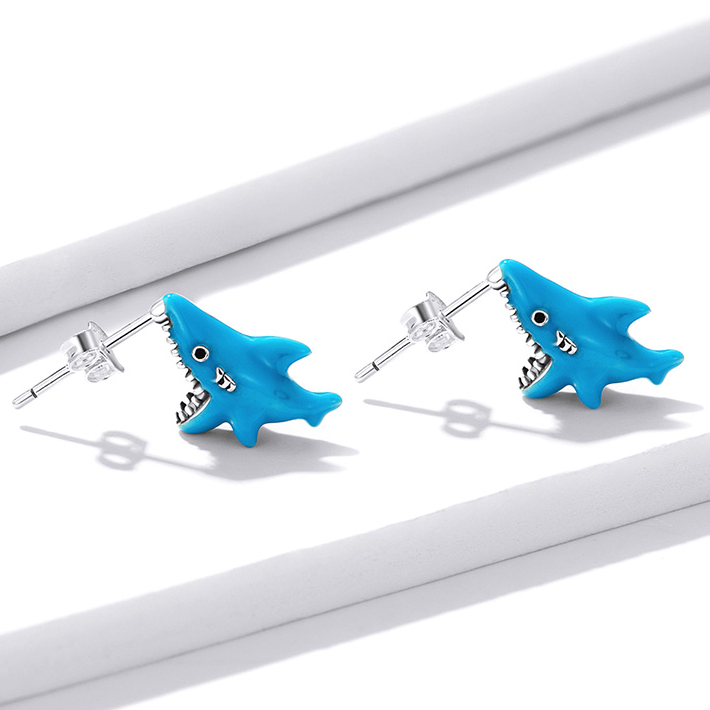Boucles d'Oreilles Requins <titolo_esteso><span>en argent 925 plaqué or blanc émaillé à la main</span></titolo_esteso> - Image 3