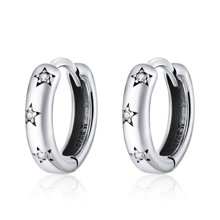 Boucles d’Oreilles Créoles Étoiles <titolo_esteso><span>en argent 925 plaqué or blanc avec zircons blancs</span></titolo_esteso>