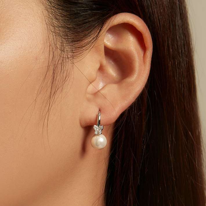 Boucles d’Oreilles Créoles Papillons et Perles <titolo_esteso><span>en argent 925 plaqué or blanc avec zircons blancs</span></titolo_esteso> - Image 2