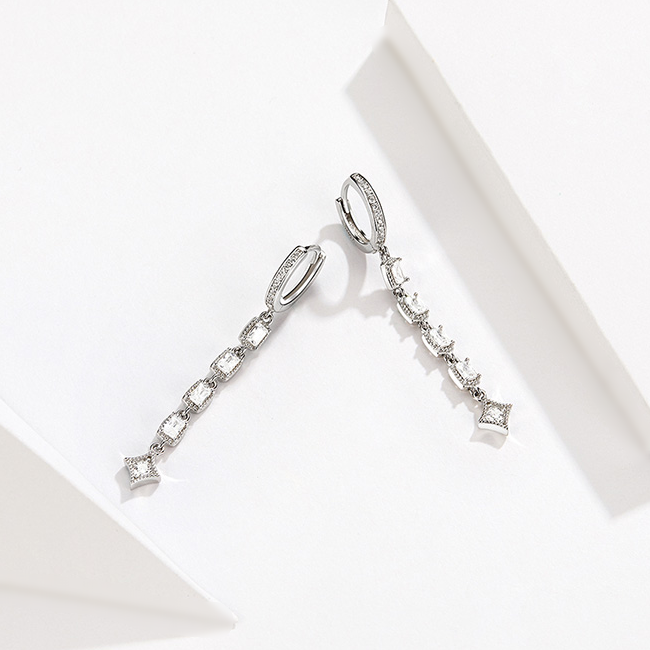 Boucles d'Oreilles Pendantes Brillantes <titolo_esteso><span>en argent 925 plaqué or blanc avec zircons blancs</span></titolo_esteso> - Image 4