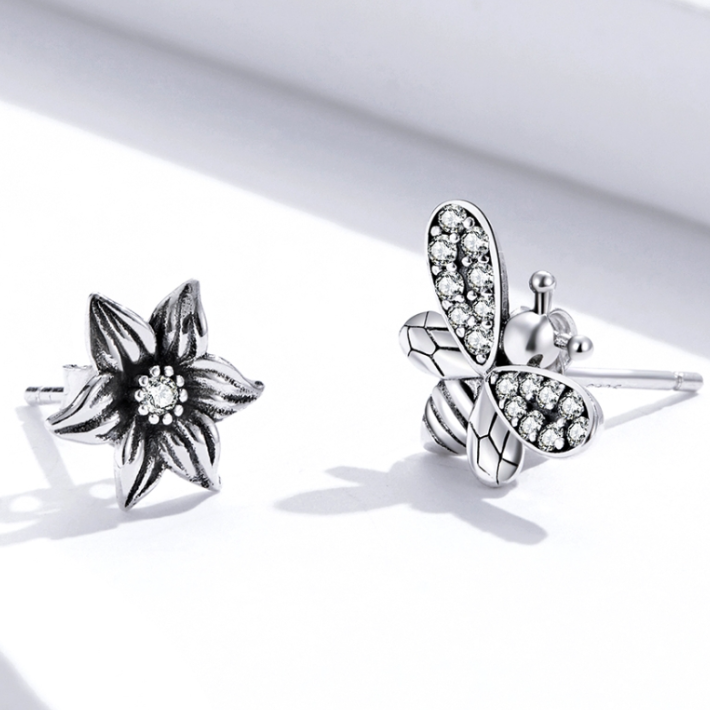 Boucles d'Oreilles Abeille et Fleur <titolo_esteso><span>en argent 925 plaqué or blanc avec zircons blancs</span></titolo_esteso> - Image 4