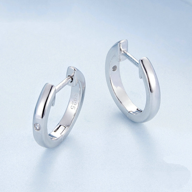 Boucles d'Oreilles Petit Créoles Lisses <titolo_esteso><span>en argent 925 plaqué or blanc avec zircons blancs</span></titolo_esteso> - Image 4