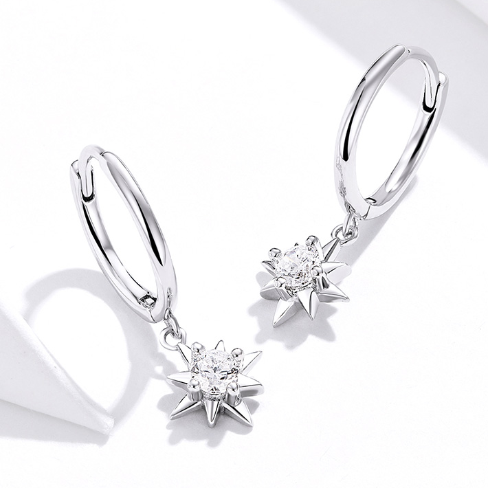 Boucles d’Oreilles Créoles Pendentif Étoiles <titolo_esteso><span>en argent 925 plaqué or blanc avec zircons blancs</span></titolo_esteso> - Image 4