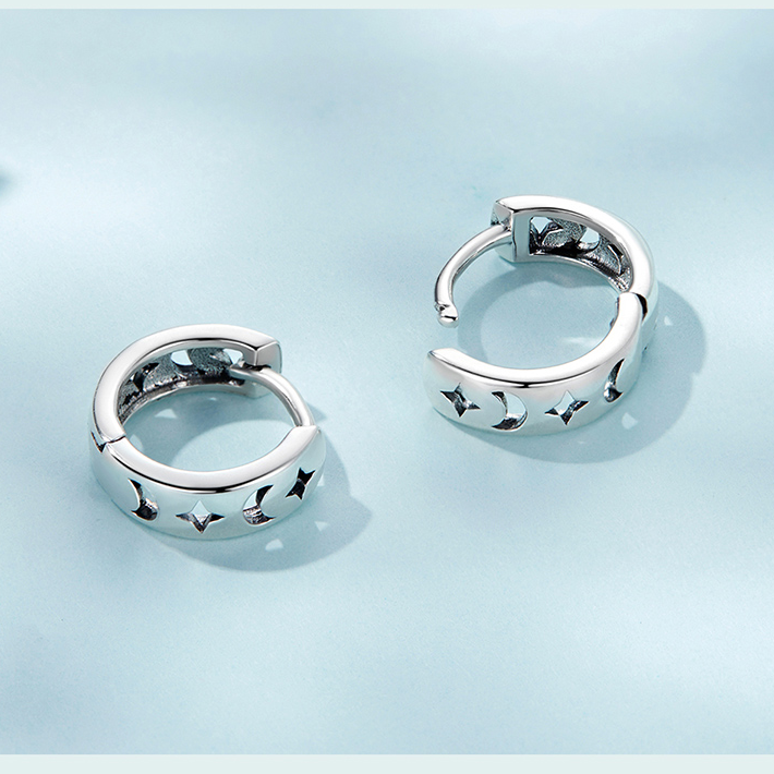 Boucles d’Oreilles Créoles Lunes et Étoiles <titolo_esteso><span>en argent 925 plaqué or blanc</span></titolo_esteso> - Image 4