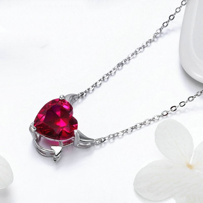 Collier Coeur Rouge <titolo_esteso><span>en argent 925 plaqué or blanc avec cornes et petite queue de diable</span></titolo_esteso> - Image 3