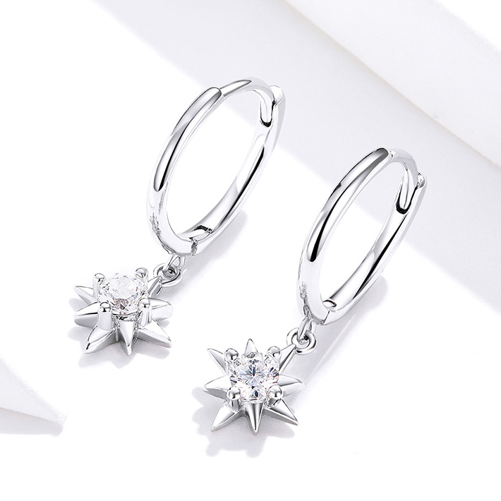 Boucles d’Oreilles Créoles Pendentif Étoiles <titolo_esteso><span>en argent 925 plaqué or blanc avec zircons blancs</span></titolo_esteso> - Image 3