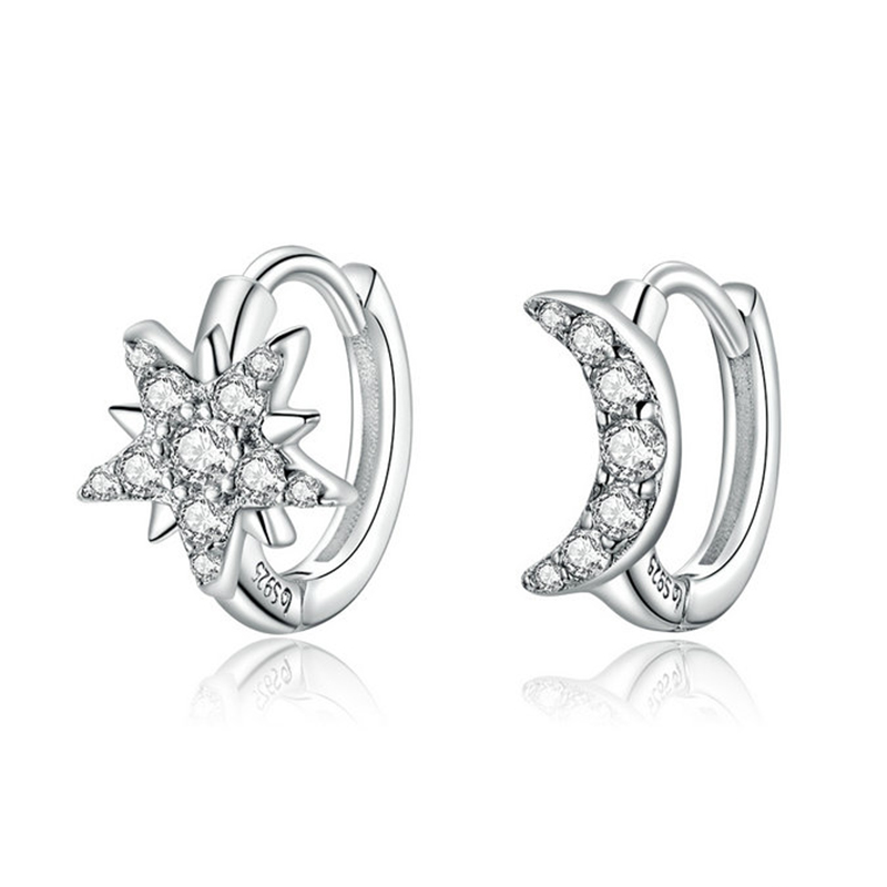 Boucles d’Oreilles Créoles Lune et Étoile <titolo_esteso><span>en argent 925 plaqué or blanc avec zircons blancs</span></titolo_esteso>