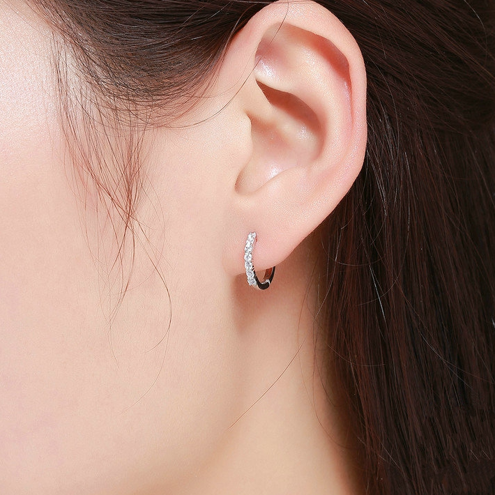 Boucles d’Oreilles Créoles Brillants <titolo_esteso><span>en argent 925 plaqué or blanc avec zircons blancs</span></titolo_esteso> - Image 2