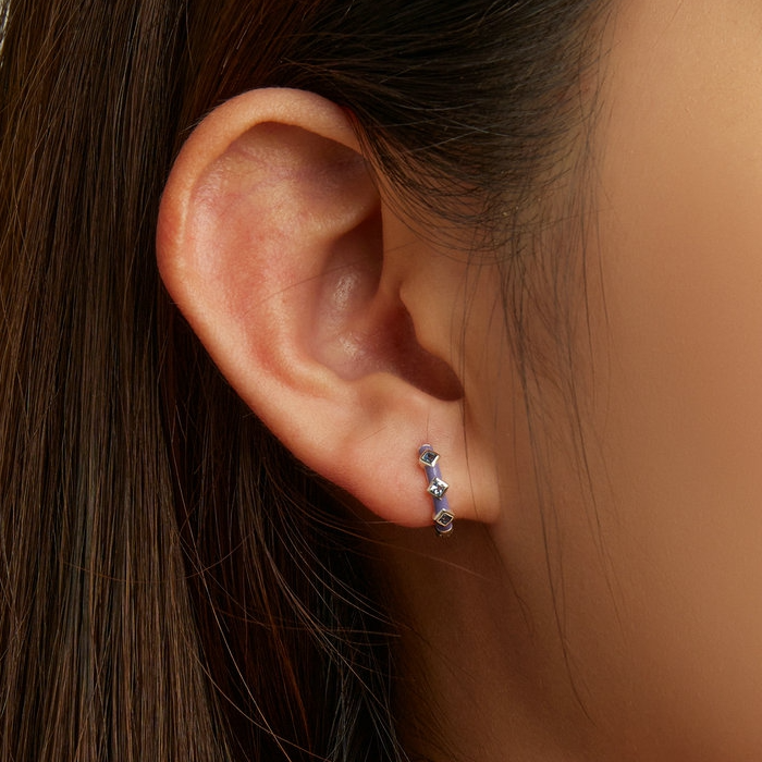 Boucles d'oreilles Créoles Violettes <titolo_esteso><span>en argent plaqué or blanc 925 avec émail violet et zircons bleus</span></titolo_esteso> - Image 2