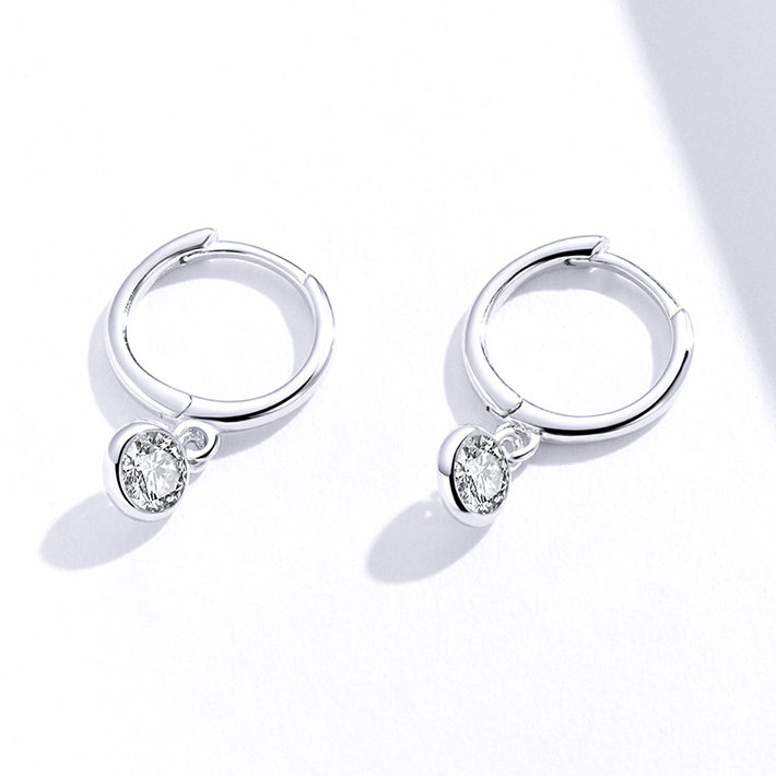 Boucles d'Oreilles Créoles Point Lumineux <titolo_esteso><span>en argent 925 plaqué or blanc avec zircons blancs</span></titolo_esteso> - Image 4