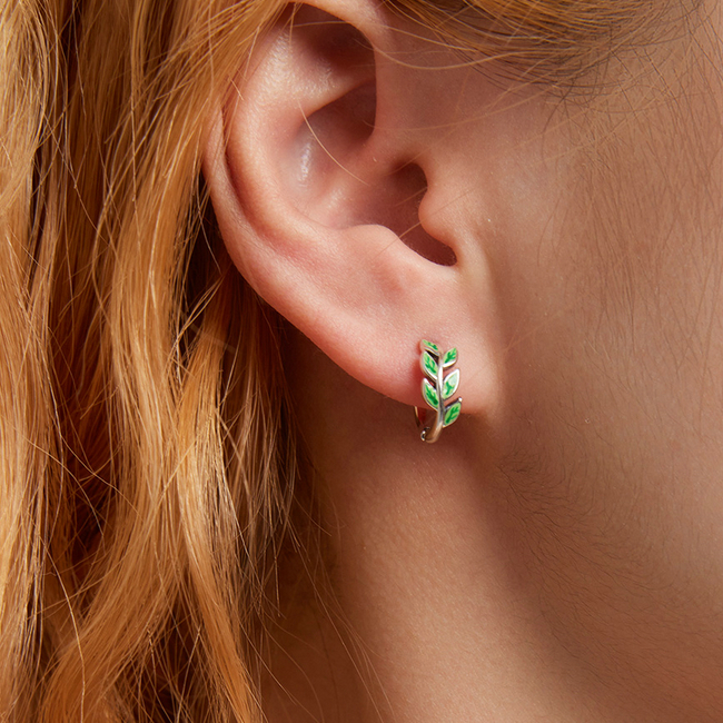 Boucles d’Oreilles Créoles Feuilles <titolo_esteso><span>en argent 925 plaqué or blanc émaillées vertes</span></titolo_esteso> - Image 2
