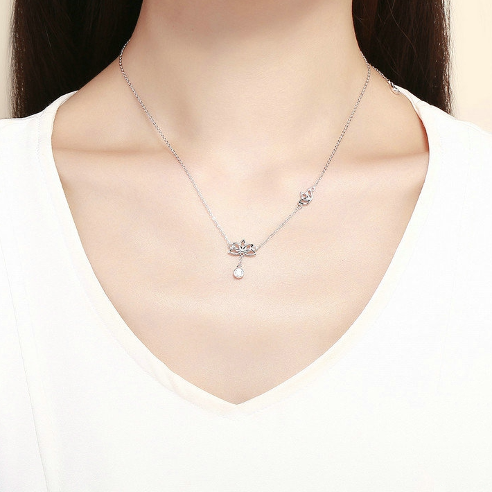 Collier Fleurs de Lotus <titolo_esteso><span>en argent 925 plaqué or blanc ajustable avec zircon blanc</span></titolo_esteso> - Image 2