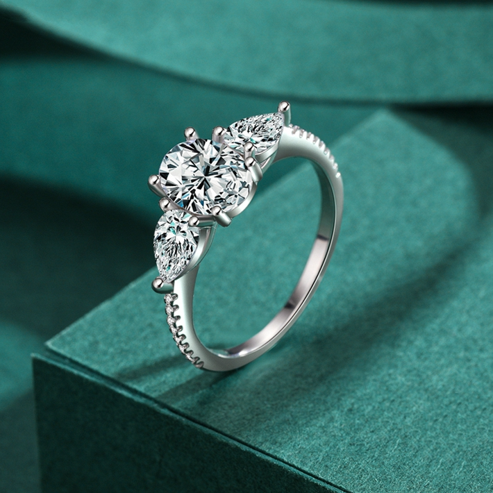Bague Trilogie <titolo_esteso><span>en argent 925 plaqué or blanc avec zircons blancs</span></titolo_esteso> - Image 3