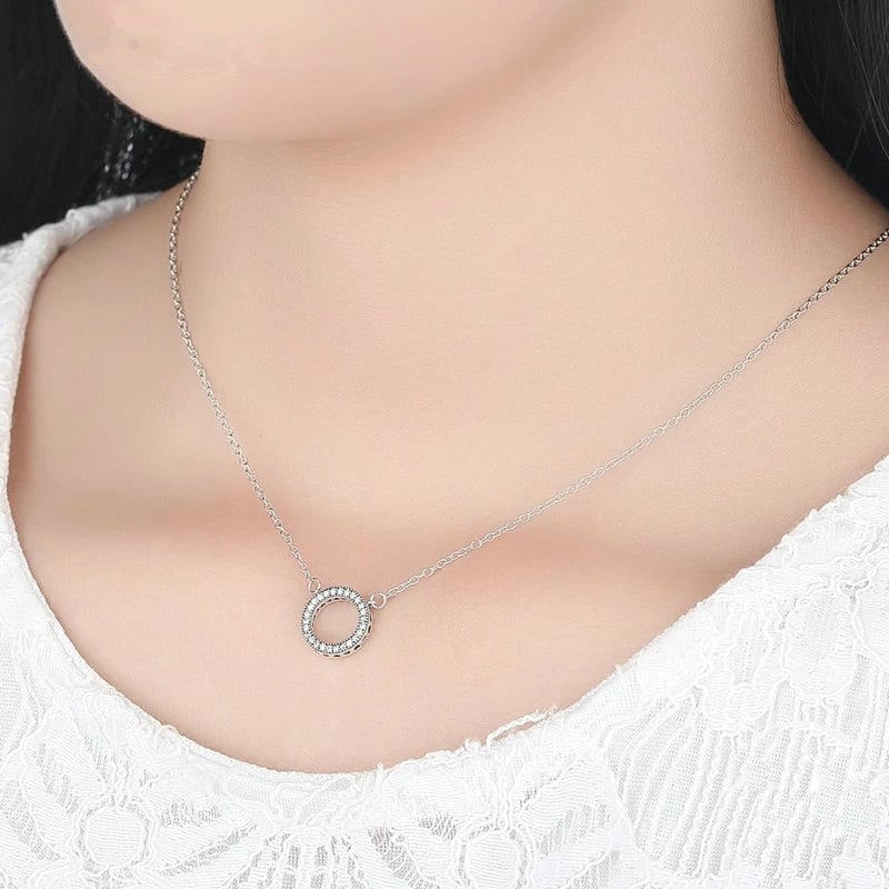Collier Cercle Lumineux <titolo_esteso><span>en argent 925 plaqué or blanc ajustable avec zircons blancs</span></titolo_esteso> - Image 2