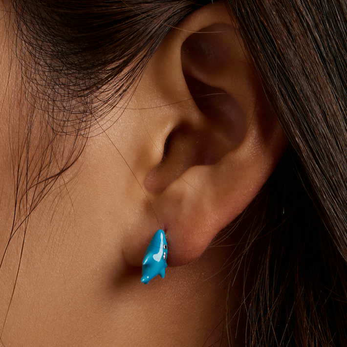 Boucles d'Oreilles Requins <titolo_esteso><span>en argent 925 plaqué or blanc émaillé à la main</span></titolo_esteso> - Image 2
