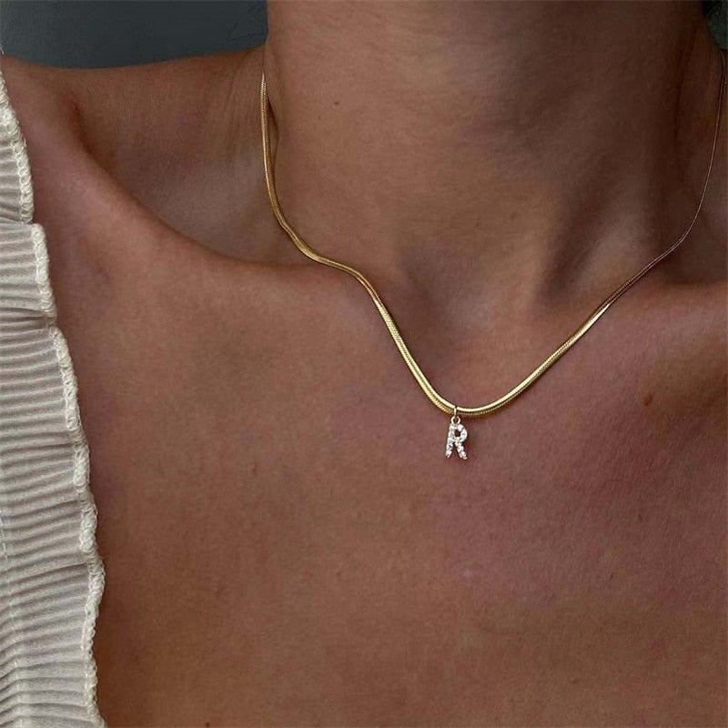 Collier Lettre Initiale <titolo_esteso><span>en acier inoxydable plaqué or jaune avec zircons blancs</span></titolo_esteso>