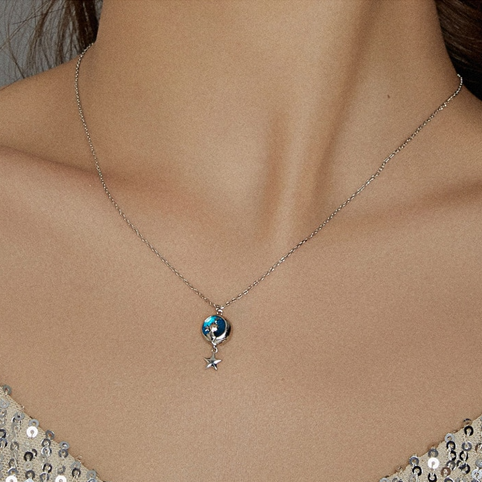 Collier Chat sur la Lune <titolo_esteso><span>en argent 925 plaqué or blanc avec pendentif émaillé bleu</span></titolo_esteso> - Image 2