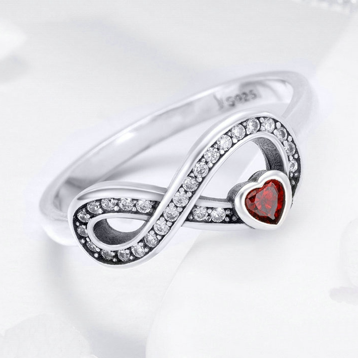 Bague Infini avec Coeur <titolo_esteso><span>en argent 925 plaqué or blanc avec zircons blancs et rouge</span></titolo_esteso> - Image 3