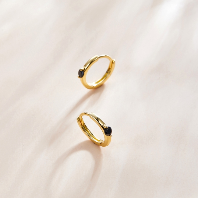 Boucles d'Oreilles Créoles Point Lumineux <titolo_esteso><span>en argent 925 plaqué or jaune avec zircons noirs</span></titolo_esteso> - Image 3