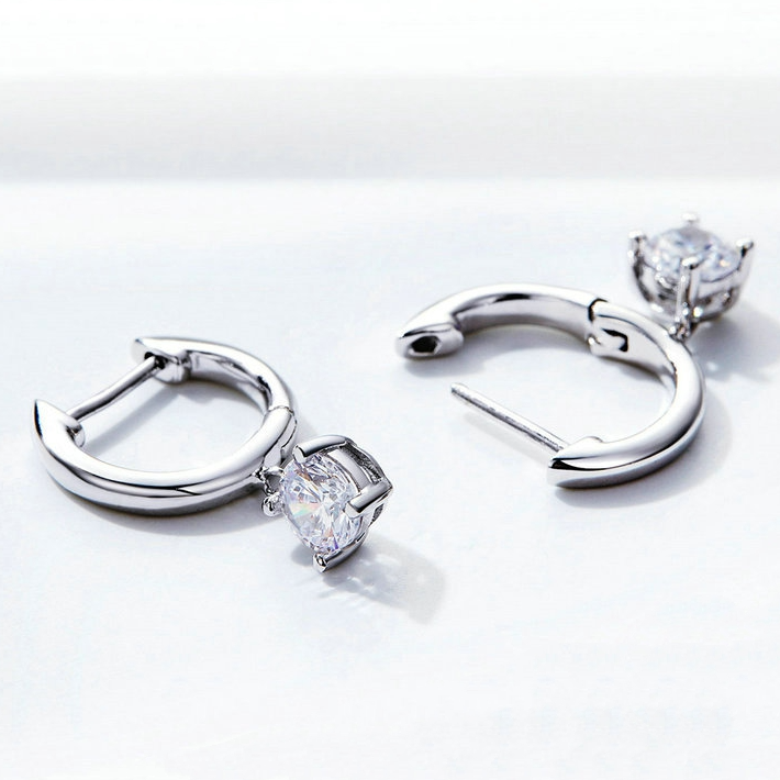 Boucles d'Oreilles Créoles Pendentif Point Lumineux <titolo_esteso><span>en argent 925 plaqué or blanc avec zircons blancs</span></titolo_esteso> - Image 4