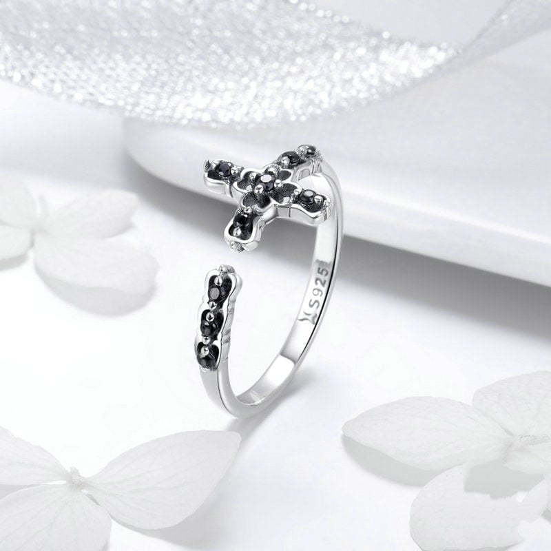 Bague Croix <titolo_esteso><span>en argent 925 plaqué or blanc ajustable avec zircons noirs</span></titolo_esteso> - Image 3