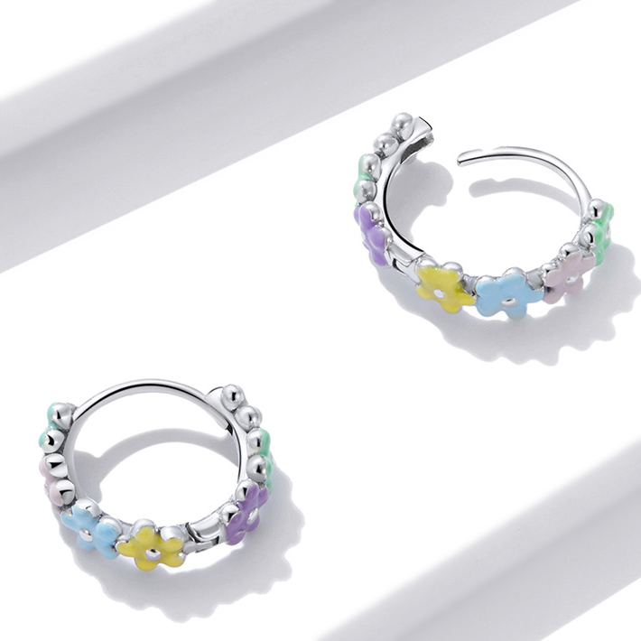 Boucles d’Oreilles Créoles Fleurs <titolo_esteso><span>en argent 925 plaqué or blanc émaillé à la main</span></titolo_esteso> - Image 4