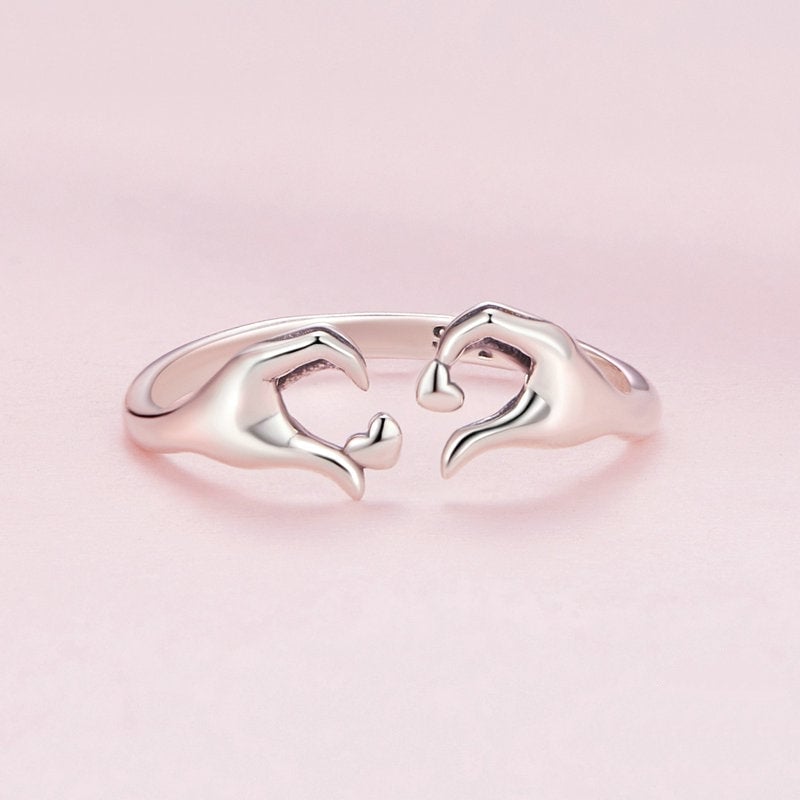 Bague Câlin avec Cœurs <titolo_esteso><span>en argent 925 plaqué or blanc ajustable avec détail des mains</span></titolo_esteso> - Image 4