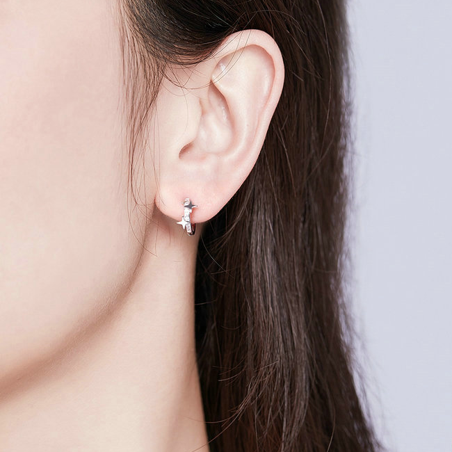 Boucles d’Oreilles Créoles Étoiles <titolo_esteso><span>en argent 925 plaqué or blanc avec zircons blancs</span></titolo_esteso> - Image 2
