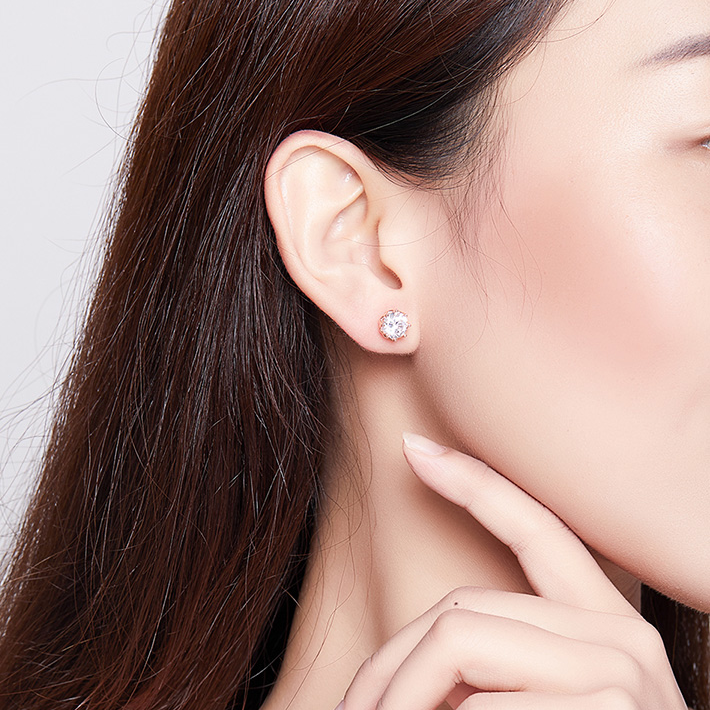 Boucles D'oreilles Point Lumineux <titolo_esteso><span>en argent 925 plaqué or jaune avec zircons blancs</span></titolo_esteso> - Image 2