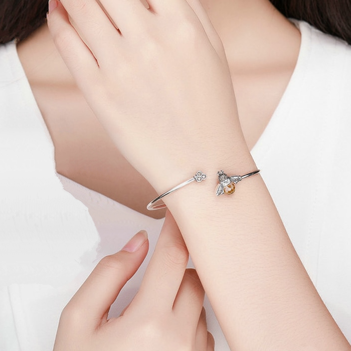 Bracelet Reine des Abeilles <titolo_esteso><span>en argent 925 plaqué or blanc jonc rigide ouvert avec zircons bruns</span></titolo_esteso> - Image 2