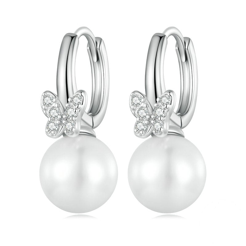 Boucles d’Oreilles Créoles Papillons et Perles <titolo_esteso><span>en argent 925 plaqué or blanc avec zircons blancs</span></titolo_esteso>