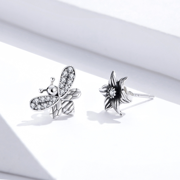 Boucles d'Oreilles Abeille et Fleur <titolo_esteso><span>en argent 925 plaqué or blanc avec zircons blancs</span></titolo_esteso> - Image 5