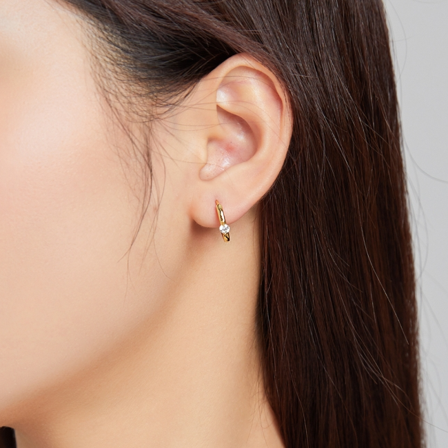 Boucles d'Oreilles Créoles Point Lumineux <titolo_esteso><span>en argent 925 plaqué or jaune avec zircons blancs</span></titolo_esteso> - Image 2