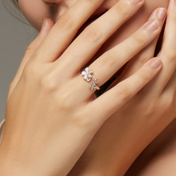Bague Fleur de Cerisier <titolo_esteso><span>en argent 925 plaqué or blanc ajustable avec zircons blancs et roses</span></titolo_esteso> - Image 2