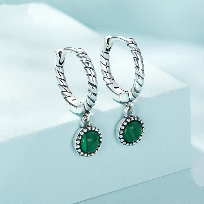 Boucles d’Oreilles Créoles Pendentif Malachite <titolo_esteso><span>en argent 925 plaqué or blanc avec zircons violets</span></titolo_esteso> - Image 3
