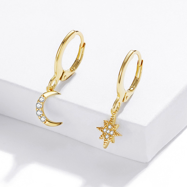 Boucles d'Oreilles Créoles Pendentif Lune et Étoile <titolo_esteso><span>en argent 925 plaqué or jaune avec zircons blancs</span></titolo_esteso> - Image 4