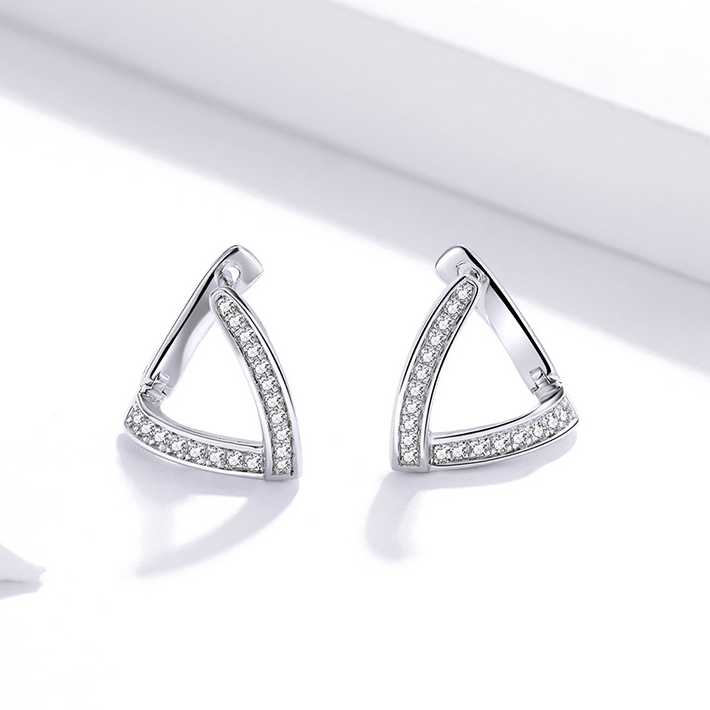 Boucles d’Oreilles Créoles Triangle <titolo_esteso><span>en argent 925 plaqué or blanc avec zircons blancs</span></titolo_esteso> - Image 3