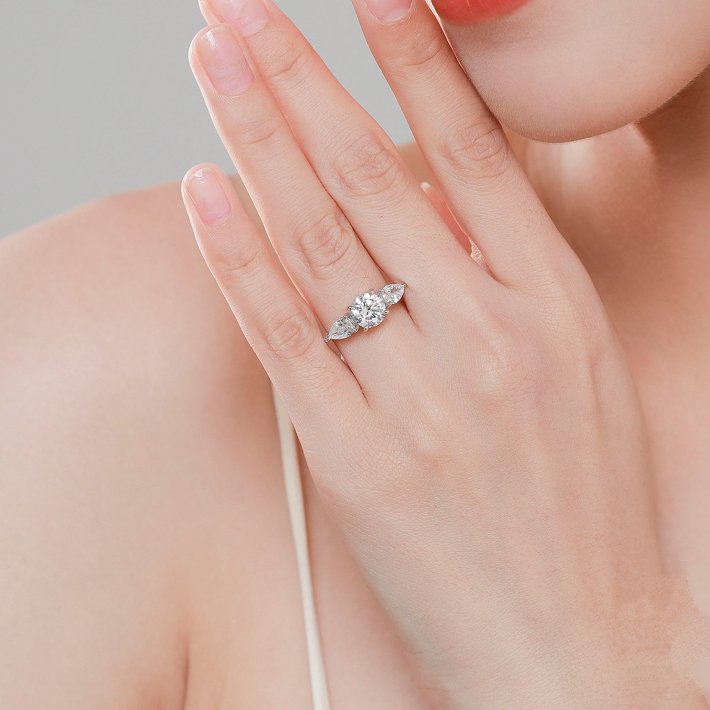 Bague Trilogie <titolo_esteso><span>en argent 925 plaqué or jaune avec zircons blancs</span></titolo_esteso> - Image 2