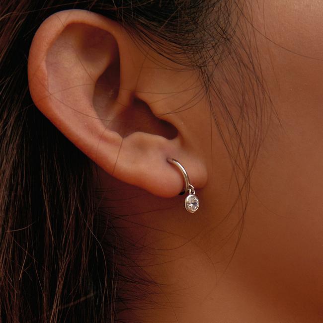 Boucles d'Oreilles Créoles Point Lumineux <titolo_esteso><span>en argent 925 plaqué or blanc avec zircons blancs</span></titolo_esteso> - Image 2