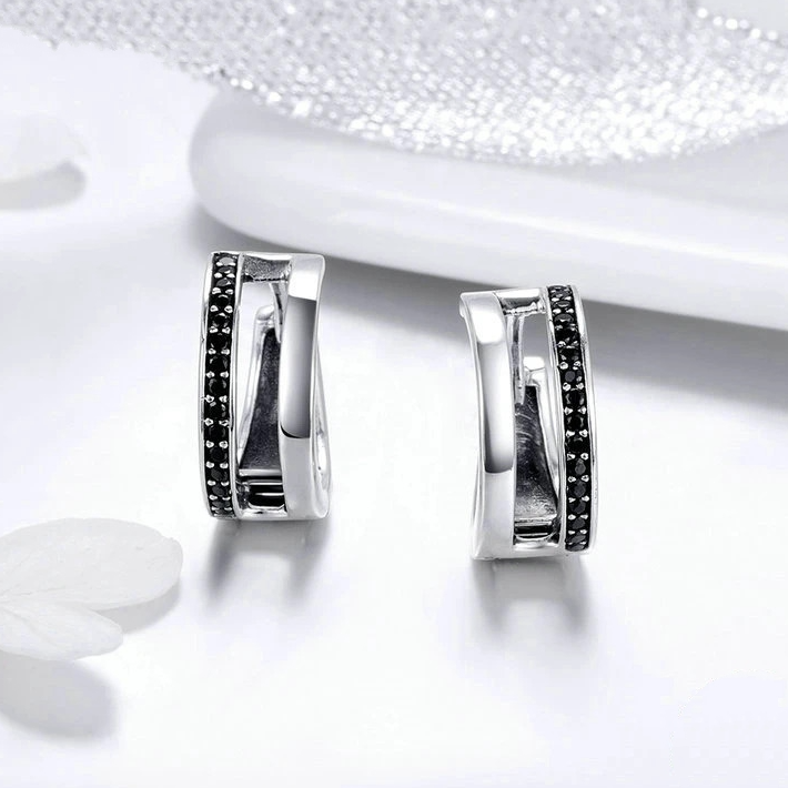 Boucles d’Oreilles Créoles Double <titolo_esteso><span>en argent 925 plaqué or blanc avec zircons noirs</span></titolo_esteso> - Image 3